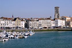 Una bella veduta panoramica del porto cittadino a La Rochelle, Francia. La storia del porto è legata a quella dei Cavalieri Templari che avevano scelto questa località come loro ...