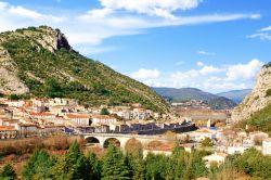 Una bella veduta panoramica del villaggio di Anduze in Occitania, Francia.
