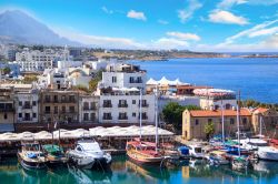 Una bella veduta panoramica della baia di Kyrenia, Cipro.
