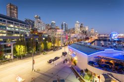 Una bella veduta panoramica della skyline di Seattle su Alaskan Way al crepuscolo, Washington (USA) - © Frank Fell / Shutterstock.com