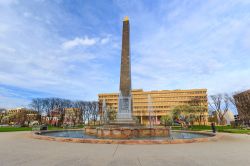 Una bella veduta panoramica dell'Indiana Veterans Memorial Plaza a Indianapolis, USA, in una giornata di sole.
