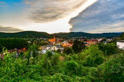 Una bella veduta panoramica di Guebwiller, Francia: situata nella regione dell'Alsazia, nel dipartimento dell'Alto Reno, Guebwiller è nota anche come la "città delle ...