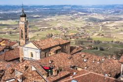 Una bella vista panoramica di La Morra con i vigneti, Cuneo, Piemonte. Situata nella zona di produzione del vino Barolo, questa località piemontese è a 13 chilometri da Alba e ...
