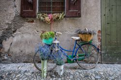 Una bicicletta come fiorera nel centro storico di Finalborgo - © Olena Zubach / Shutterstock.com