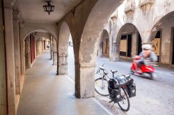 Una bicicletta lungo i portici del quartiere Serravalle di Vittorio Veneto, provincia di Treviso. Le origini di questo borgo sono molto antiche e si fanno risalire all'epoca romana. 
