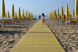 Una bimba sulla spiaggia di Caorle con la nonna in riva al mare, Veneto.
