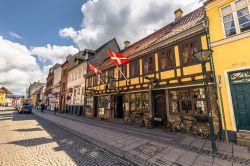 Una birreria nella città vecchia di Odense (Danimarca) con bandiere all'aria - © RPBaiao / Shutterstock.com