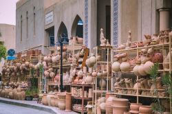 Una bottega di ceramiche nei pressi del forte di Nizwa, Oman.

