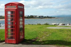 Una cabina telefonica nel villaggio di pescatori di Portmahomack, Scozia. Port Mo Chalmaig, nome del paese in gaelico scozzese, è una graziosa località sul mare del Nord della ...