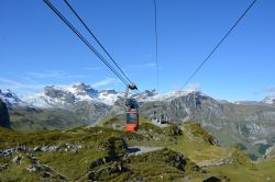 Una cabinovia sulla Glattalp, valle di Muotathal, Svizzera. A ogni corsa può trasportare sino a 8 persone. Glattalp è sia in inverno che in estate un'amata meta escursionistica.
 ...