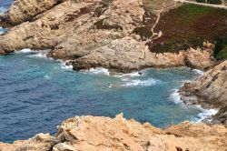 Una cala rocciosa nei pressi di Isola Rossa in Corsica