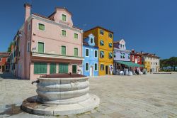 Una calda giornata di sole a Burano, in Piazza Baldassarre Galuppi - Piazza Baldassarre Galuppi è il cuore di Burano, in quanto è l'unica piazza presente sull'isola, costruita ...