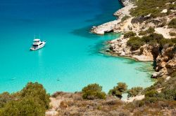 Una caletta appartata dalle acque turchesi: isola di Creta, Grecia