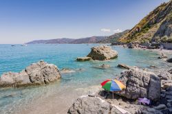 Una caletta con spiaggia e rocce a Capo d'Orlando in Sicilia.