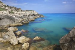 Una caletta rocciosa sul mare che circonda Licata in Sicilia (Agrigento)