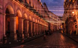 Una calle di Zacatecas fotografata di notte (Messico). A rischiararla solo le luci dei lampioni e delle luminarie.
