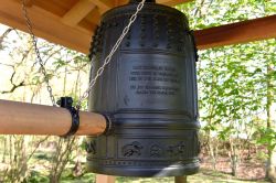 Una campana nel giardino giapponese di Hasselt, Belgio. Si legge la scritta "Lasciate che la campana suoni per pace e amicizia, qui e in ogni luogo del mondo". 2016, in ricordo dei ...