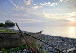 Una canoa sulla spiaggia Pangi Pentecost a Vanuatu, Oceania. Quest'arcipelago di origine vulcanica è situato nell'Oceano Pacifico, al limite orientale del Mare dei Coralli.
