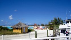 Una capanna con il tetto in paglia sulla spiaggia di Puerto Morelos, Messico.



