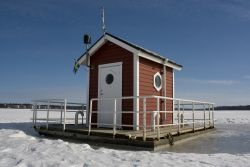 Una capanna in legno al centro del lago ghiacciato a Vasteras, Svezia. Nasconde l'ingresso di una stanza nella locanda subacquea costruita nel bacino.

