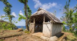 Una capanna in legno con il mare sullo sfondo, Soufriere, Dominica.

