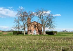 Una cappella isolata nelle campagne nei dintorni di Breme, siamo in Lomellina, provincia di Pavia