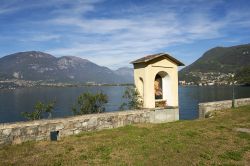 Una cappella sul lungolago di Pisogne, Lombardia
