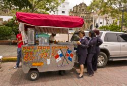 Una caratteristica bancarella per la vendita di hot dog a Casco Viejo, centro storico di Panama City, America Centrale - © Rob Crandall / Shutterstock.com