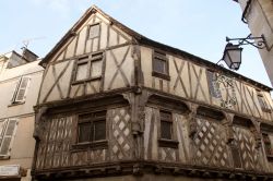 Una caratteristica casa a graticcio nel centro storico di Cognac, Francia. Siamo nella regione della Nuova Aquitania. 
