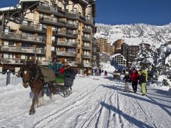 Una carrozza trainata da un cavallo nello ski resort di Avoriaz, Francia.

