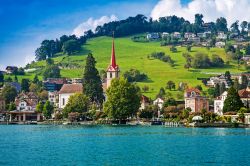 Una cartolina panoramica di Weggis, Svizzera. Viene spesso indicata come la riviera della Svizzera centrale.

