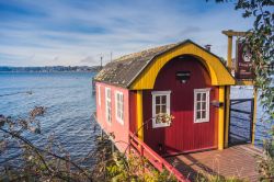 Una casa-barca sulle sponde del lago Llanquihue a Puerto Varas, Cile - © Guaxinim / Shutterstock.com