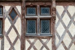 Una casa a graticcio del centro di Chinon in Francia.