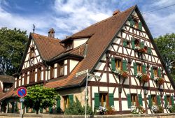 Una casa a graticcio di Zirndorf in Baviera, villaggio tipico della Germania - © M DOGAN / Shutterstock.com