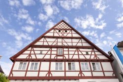 Una casa a graticcio nel centro storico di Gunzburg, land della Baviera, Germania.

