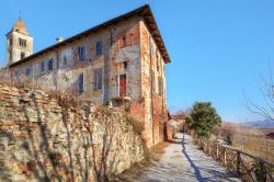Una casa abbandonata nel villaggio di La Morra, Cuneo, Piemonte. Sullo sfondo, il campanile della chiesa
