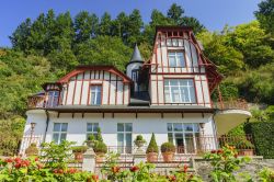 Una casa affacciata su una storica via nei pressi del castello di Vianden, Lussemburgo - © Kit Leong / Shutterstock.com