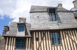 Una casa antica a graticcio nel centro storico di Vitrè in Francia