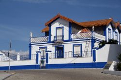 Una casa blu e bianca nel villaggio di Avis, Portogallo. Qui si respira l'atmosfera più autentica dell'Alentejo.



