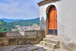 Una casa con cortile panoramico nel centro di Tursi, Basilicata. Da qui la vista sul borgo e sul territorio limitrofo è fra le più suggestive.
