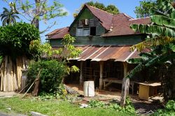 Una casa costruita in legno nell'abitato di Port Antonio, Giamaica.



