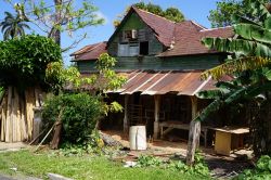 Una casa costruita in legno nell'abitato di Port Antonio, Giamaica.



