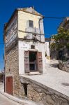 Una casa d'angolo nel centro di Sant'Agata di Puglia, Italia.
