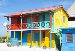 Una casa dai mille colori in un resort della città di Mahahual, Messico.
