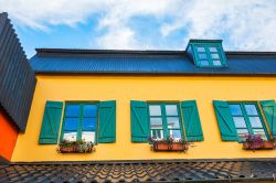 Una casa dalla facciata gialla con le finestre verdi: Reykjavik, capitale dell'Islanda, è una città vivace e colorata nonostante le condizioni climatiche.

