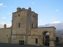 Una casa fortificata  nel centro storico di Merine in Provincia di Lecce - © Lupiae - CC BY-SA 3.0, Wikipediaef="http://creativecommons.org/licenses/by-sa/3.0" target="_blank" ...