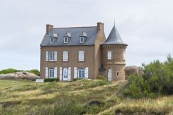 Una casa in granito nei pressi di Perros-Guirec in Bretagna, Francia. Siamo lungo la Costa di Granito Rosa che si estende sulla Manica fra Paimpol e Trebeurden