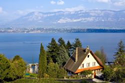 Una casa in legno con il tetto a spiovente davanti al lago di Aix-les-Bains, Francia.
