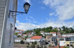 Una casa in legno di Arendal e il panorama della cittadina norvegese.