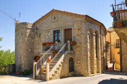 Una casa in pietra nel centro storico di Guardia Perticara, Basilicata. Il borgo è conosciuto come "il paese delle case in pietra": qui il regista Francesco Rosi scelse di girare ...